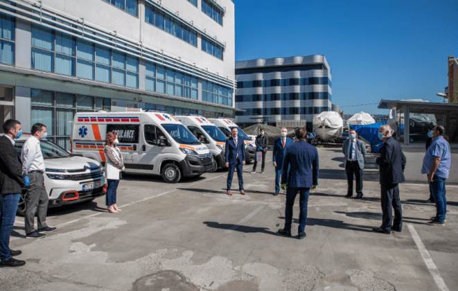  Zdravstvenim ustanovama isporučena tri savremena vozila za prevoz oboljelih od COVID-19 