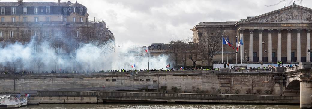  Sukobi-policije-i-grupe-mladica-u-predgradju-Pariza-VIDEO 