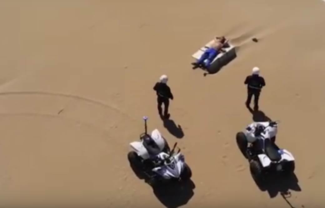  Italijanska policija OPKOLILA muškarca koji se sunčao na pustoj plaži 