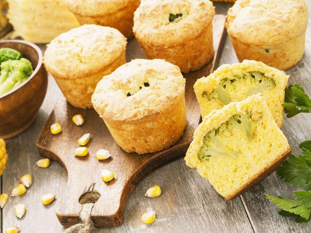  Mafini sa brokolijem, sirom i šunkom 