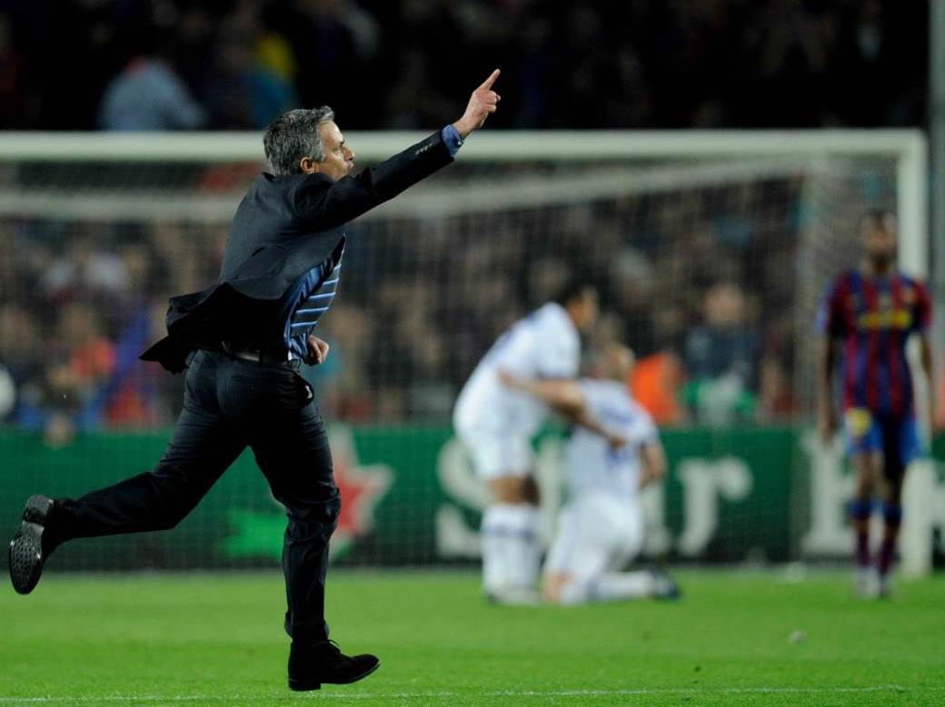  Zoze-Murinjo-slavi-poraz-Intera-na-Nou-Kampu-protiv-Barselone-Liga-sampiona-2010 