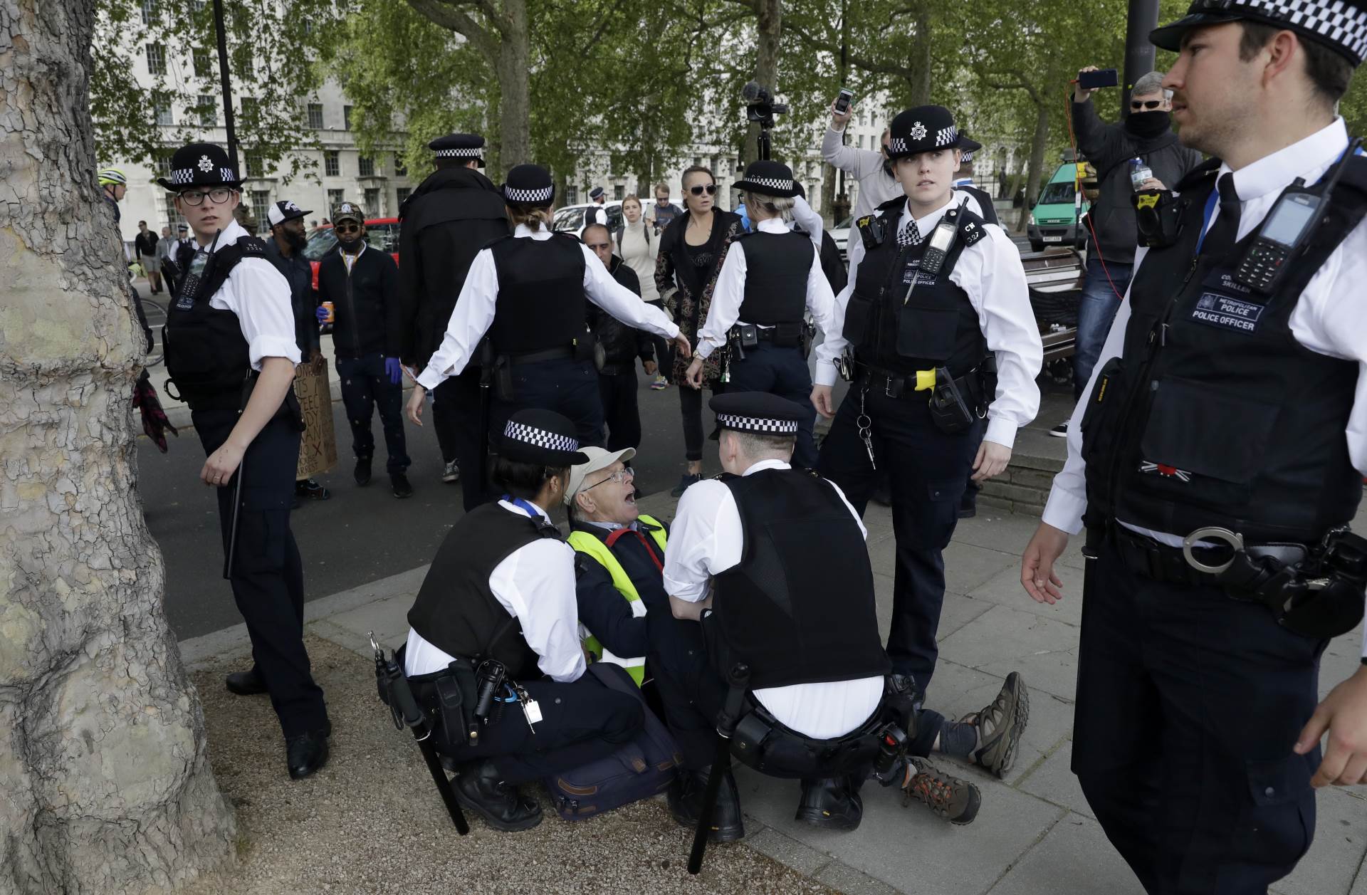  London-grupni-zagrljaj-korona-virus-protest-protiv-karantina 