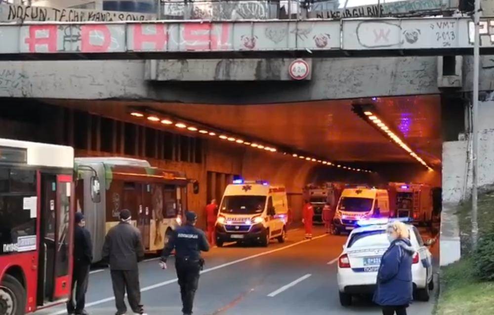  HAOS u centru Beograda: U teraziskom tunelu zapalio se autobus! 