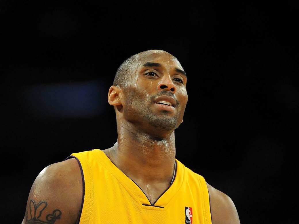  Kobi, ne gledaj dole: Neko umobolan je "hakovao" profil Janisa Adetokunba 