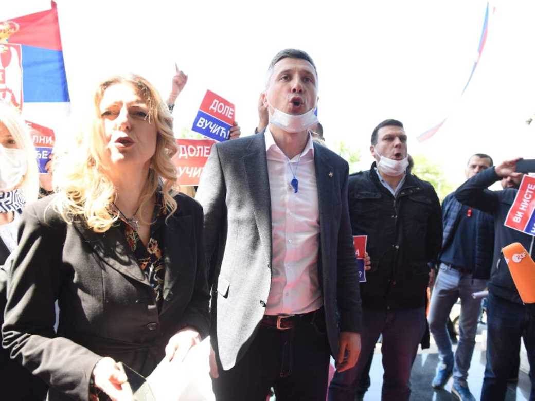  Srbija: Obradović "blokira" ulaz u skupštinu, nasrtaji na ministre 