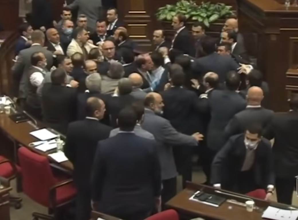  Pogledajte masovnu tuču poslanika u parlamentu (VIDEO) 