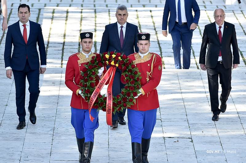  Delegacija Crne Gore položila vijenac na spomenik Partizanu borcu na brdu Gorica 