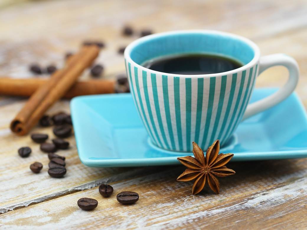  Začinite svoj omiljeni napitak: Deset razloga da u kafu dodate malo cimeta 