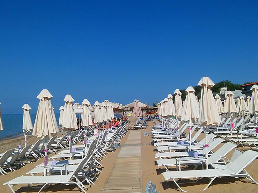  U Grčkoj rasprodaja nekretnina: Hotel kraj mora sa bazenom već od 300,000! 
