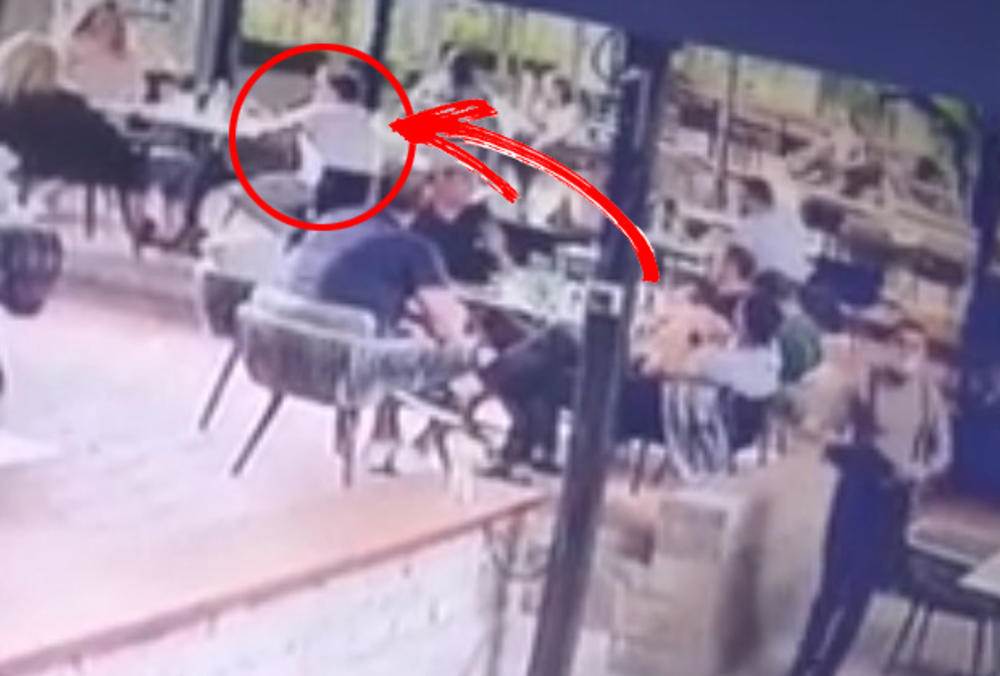  Pogledajte reakciju OVOG čovjeka dok naoružani muškarac upada u kafić 
