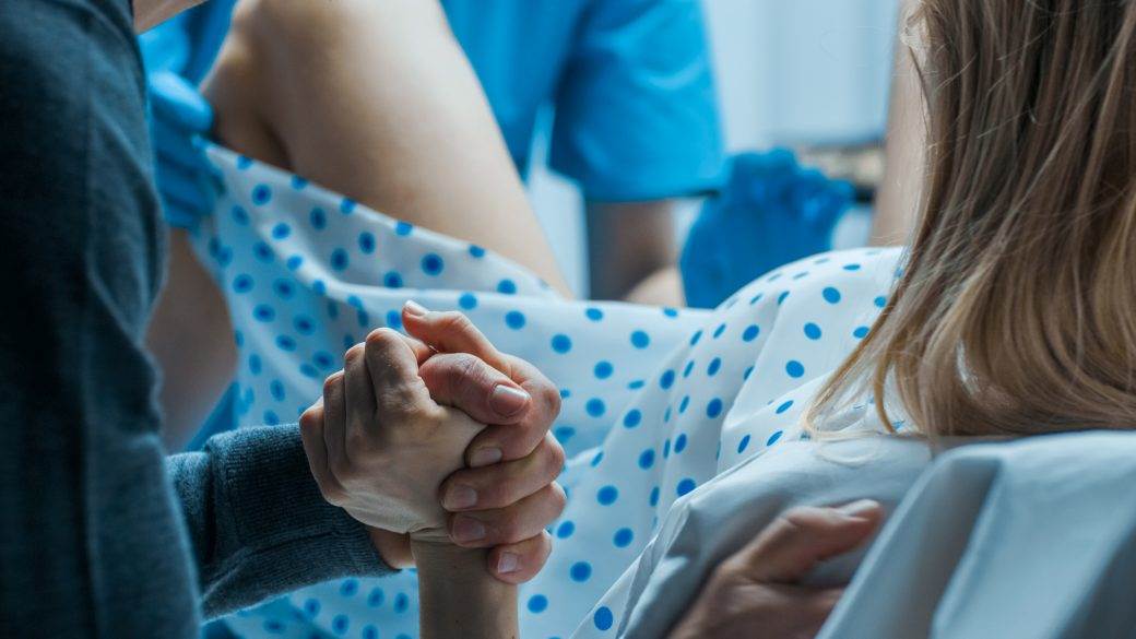  TUGA: Zaražena trudnica rodila trojke, dvije bebe umrle na porođaju 