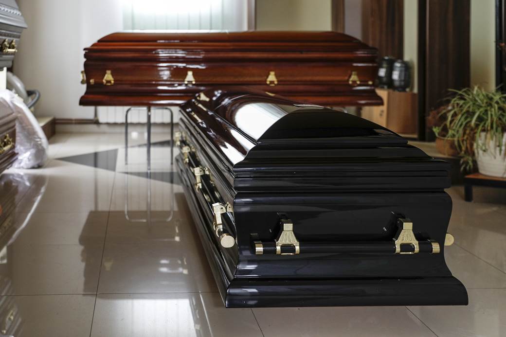  KAKVA GREŠKA U NIŠU: Radnici pogrebnog preduzeća zamenili pokojnice i telo žene na dan sahrane poslali u Bor! 