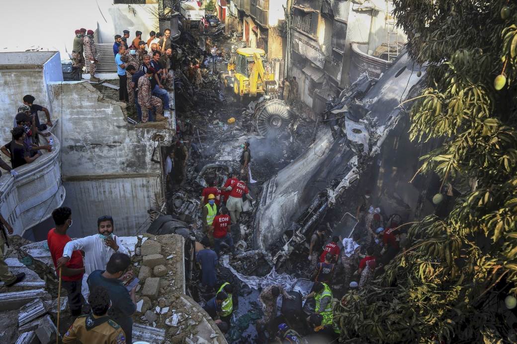  U padu putničkog aviona najmanje 97 mrtvih 