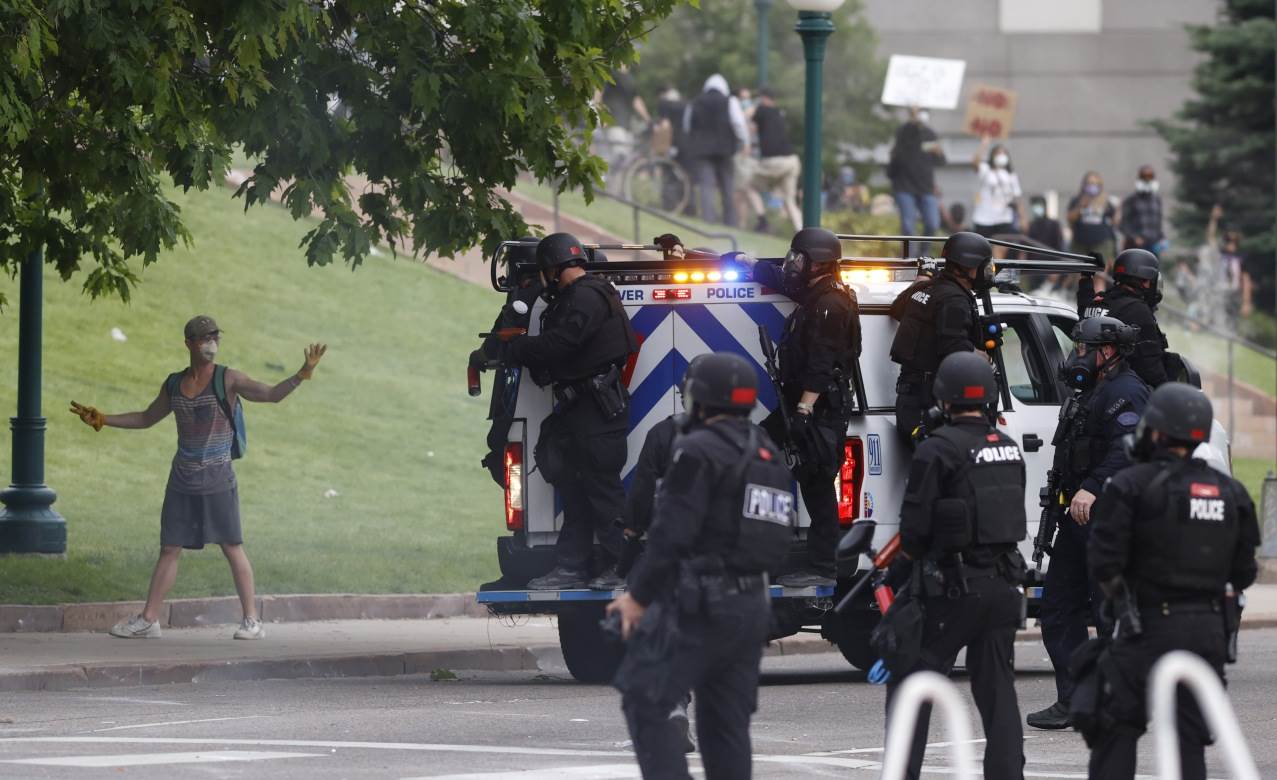  AMERIČKI POLICAJACI uhvaćeni na snimku: "Krenućemo u POKOLJ crn*uga" (FOTO) 