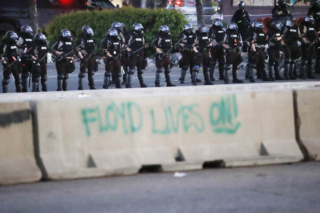  Policajci u američkom gradiću STALI UZ demonstrante: UBICA NIJE NAŠ (VIDEO) 