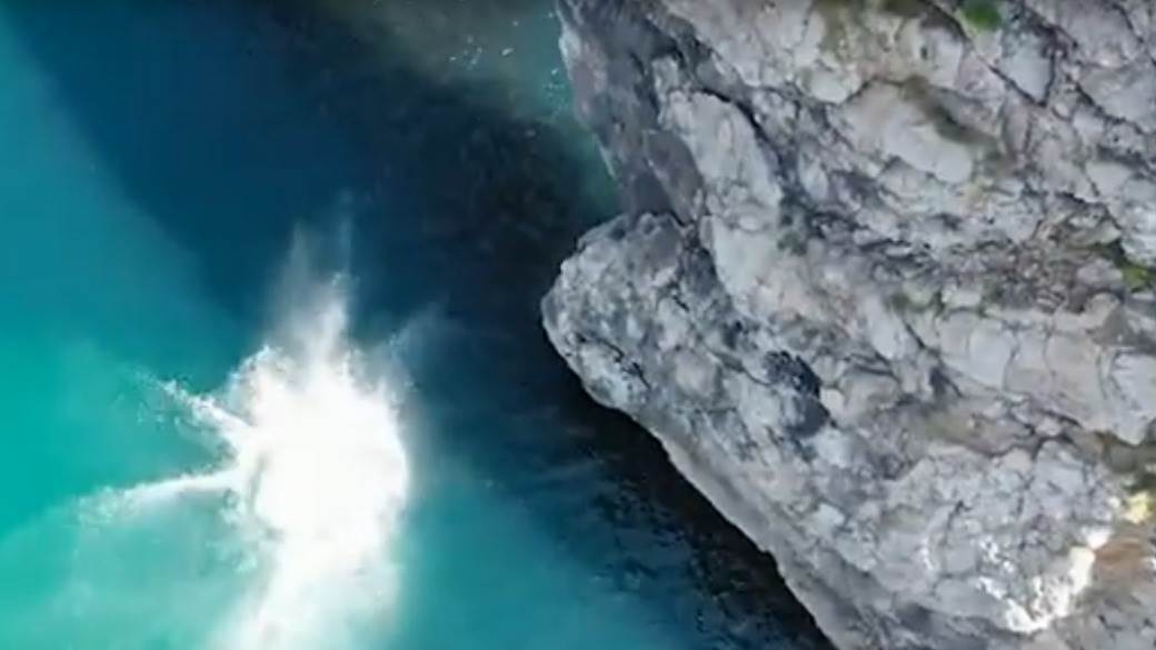  Skočio sa stene visoke 60 metara i slomio kičmu (VIDEO) 