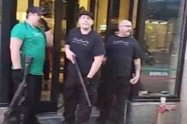  AMERIKA GORI, ALI OVE LOKALE NIKO NE SMIJE DA PIPNE! (VIDEO) 