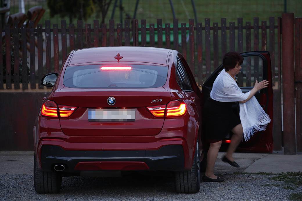  Sve je spremno za žurku: Stigla je TETKA u crvenom BMW-u! (FOTO, VIDEO) 