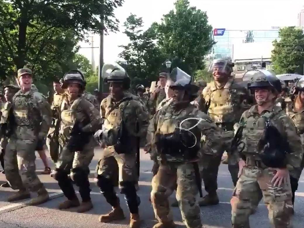  Vojska plesala "Makarenu" s demonstrantima! 