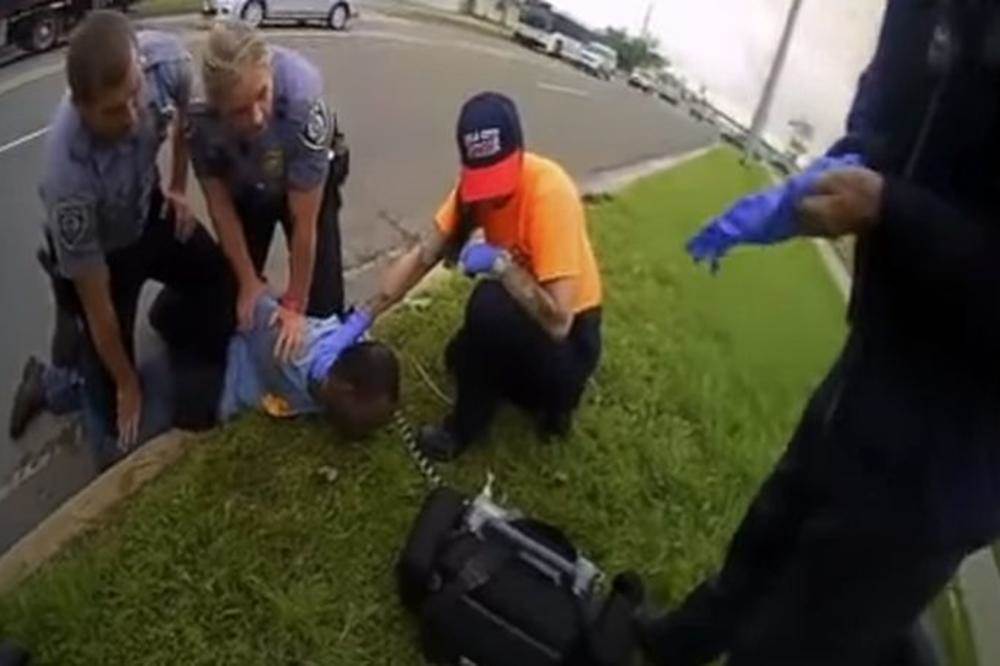  Još jedan snimak iz SAD: Govorio da ne može da diše, policajaca nije briga 