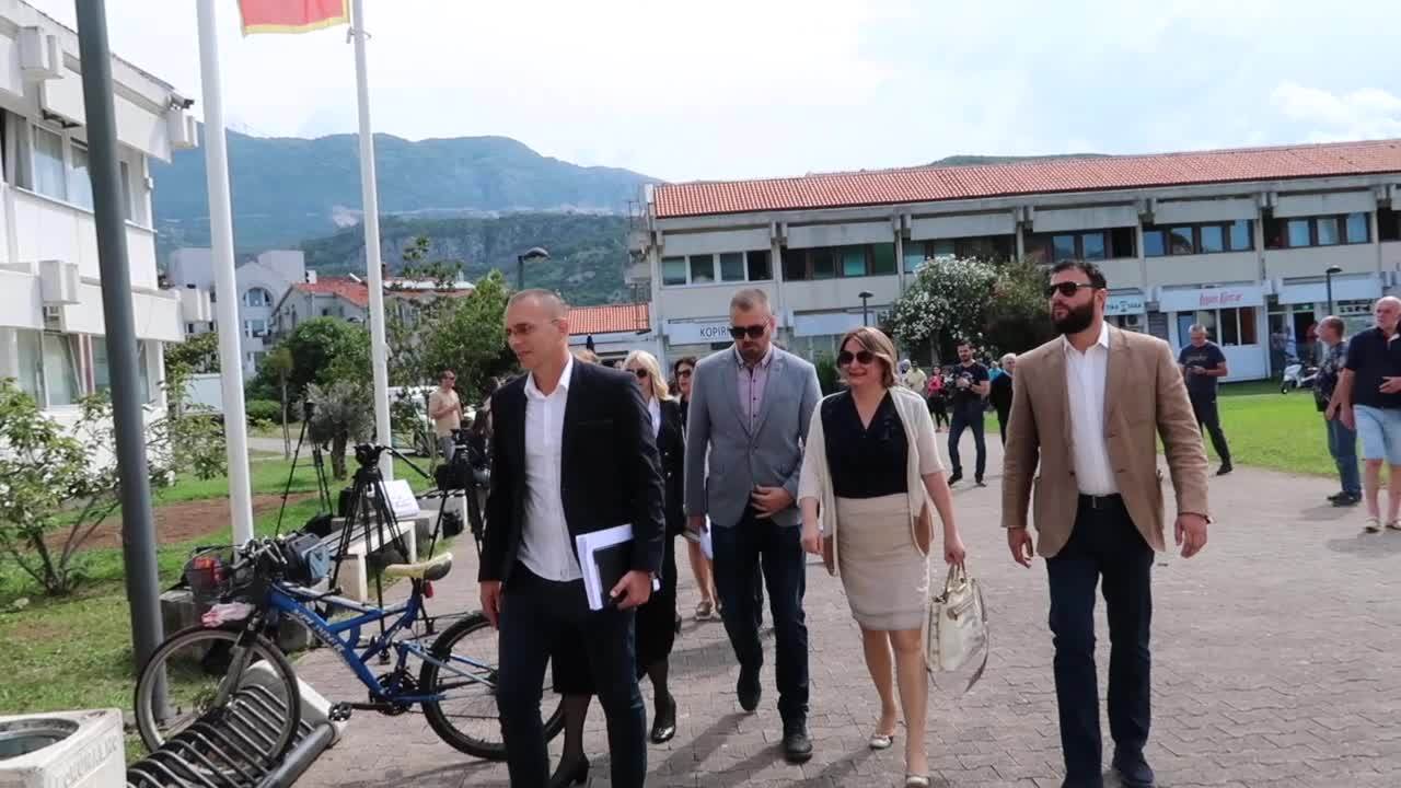  Bulatović zasut jajima kad je izlazio na sporedni ulaz Opštine! 