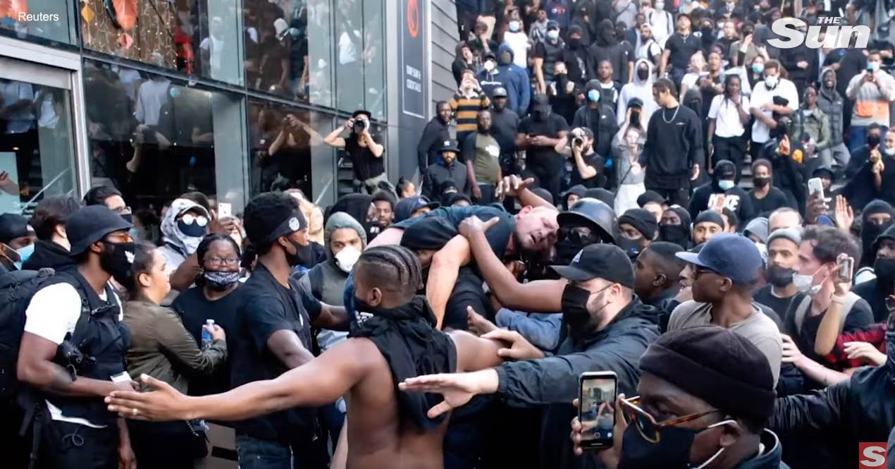  HEROJ protesta: Crnac objasnio zašto je spasio ultradesničara batina VIDEO 