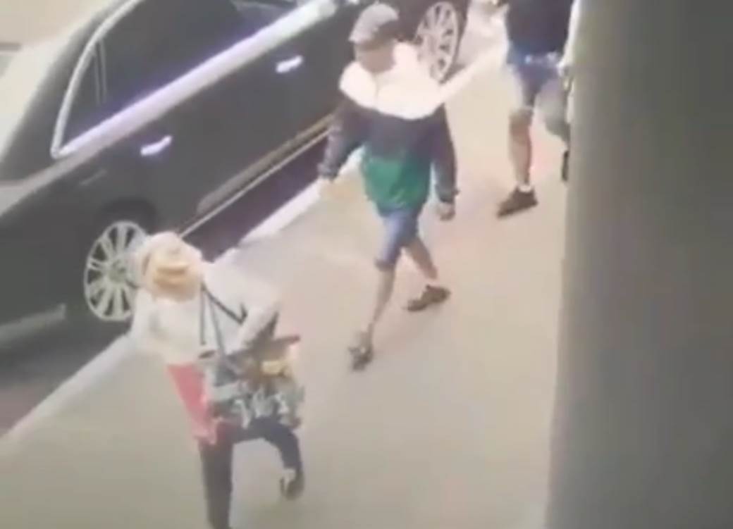  Snimljena pljačka u centru Beograda: Četvorica na jednu ženu (VIDEO) 