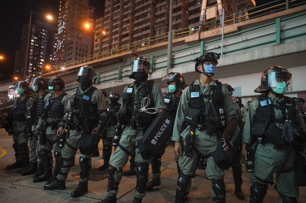  HAOS u Hongkongu: ZALETIO SE MOTOROM U POLICAJCE (VIDEO) 
