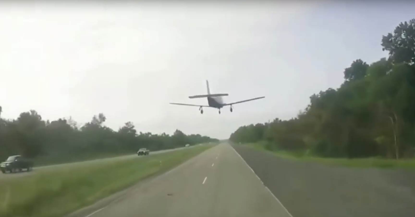  Luizijana-avion-prinudno-sletanje-na-autoput-video 