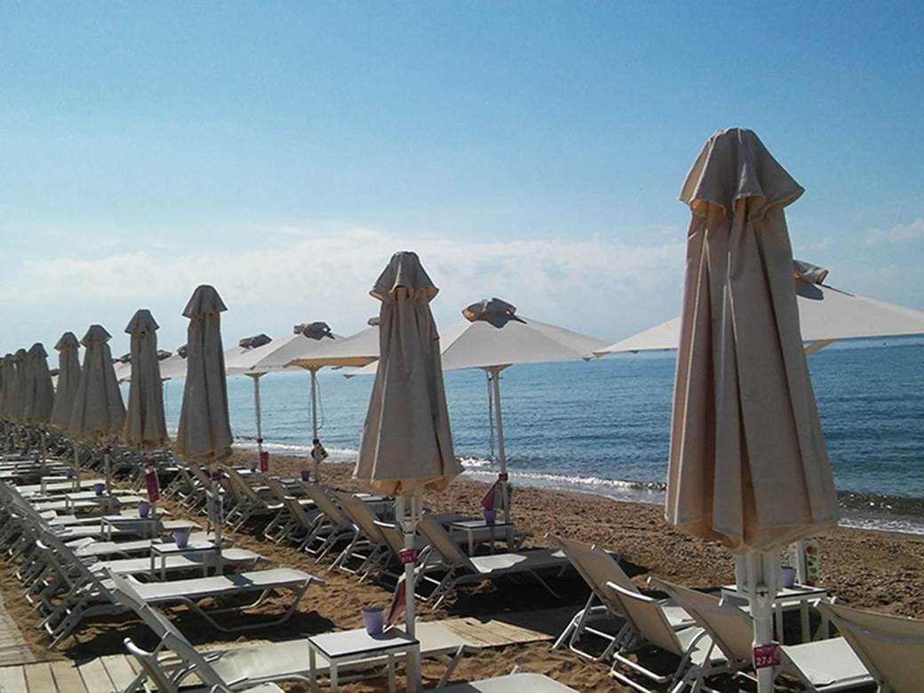 Grci sklanjali turistima peškire i suncobrane sa plaže 