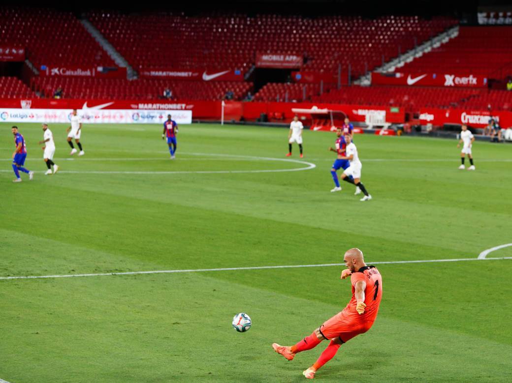  Marko-Dmitrovic-zamalo-strelac-sut-na-gol-odbranio-napadac-Eibar-Sevilja-primera 