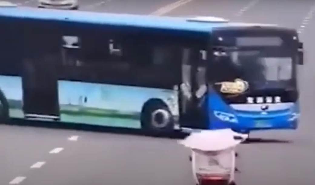  Kina-Saobracajna-nesreca-Autobus-sleteo-sa-puta-Veliki-broj-mrtvih-video. 
