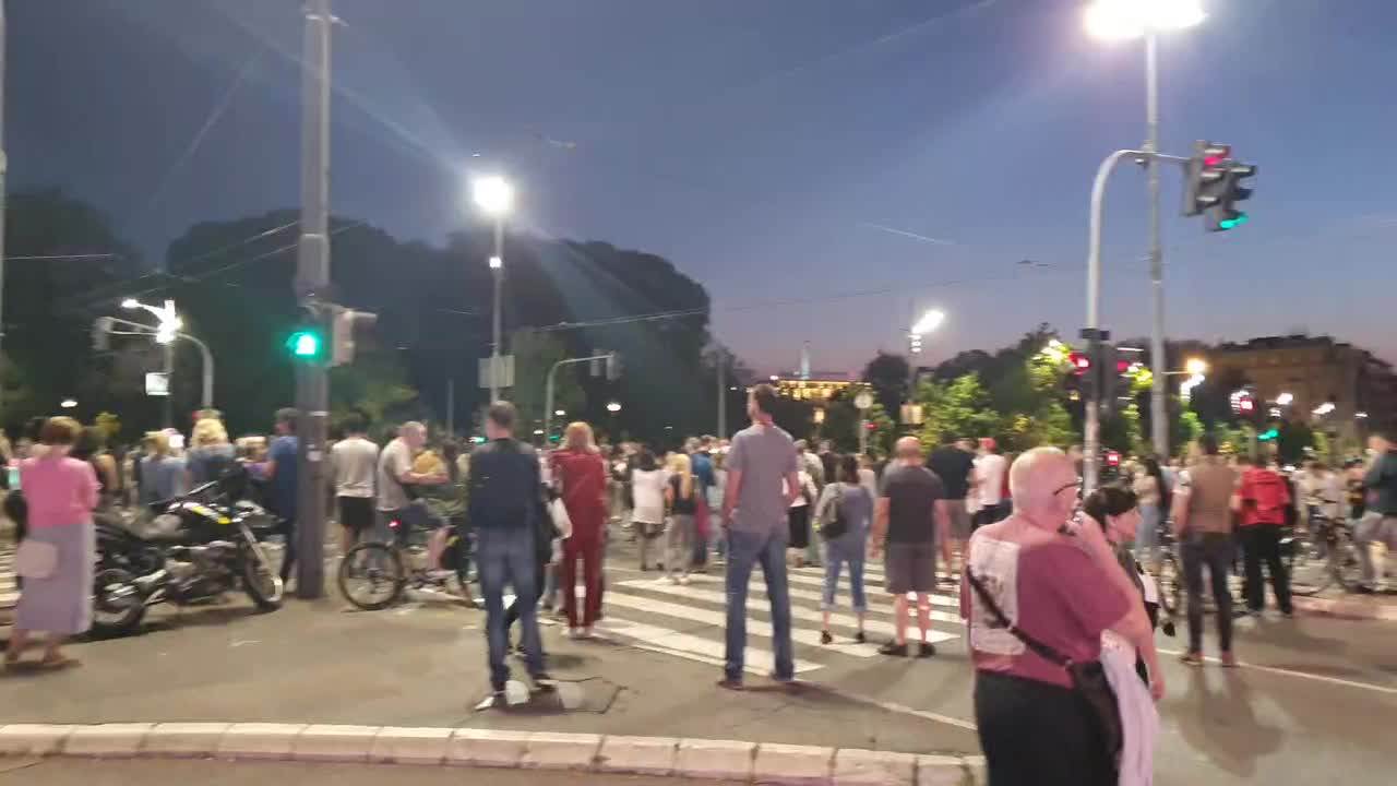  Srbija: Protest protiv mjera ispred skupštine, koškanje sa policijom VIDEO 