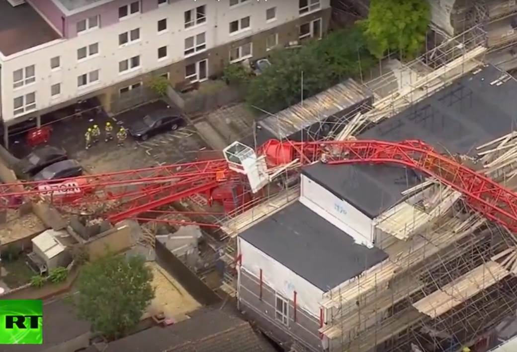  DRAMA U LONDONU: Ogromna dizalica pala na zgradu, ima zarobljenih! (VIDEO) 