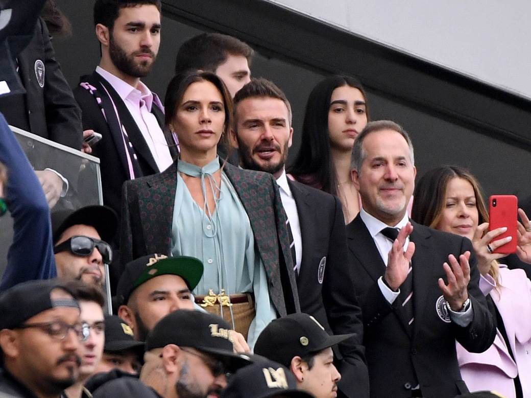  POZNATI PAR PRELEŽAO KORONU U TAJNOSTI?! Prvo su se zarazili oni, a onda bukvalno svi oko njih! 