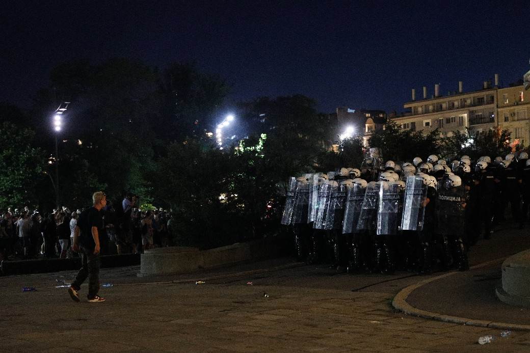  Snimci divljanja demonstranata ispred Skupštine Srbije (VIDEO) 