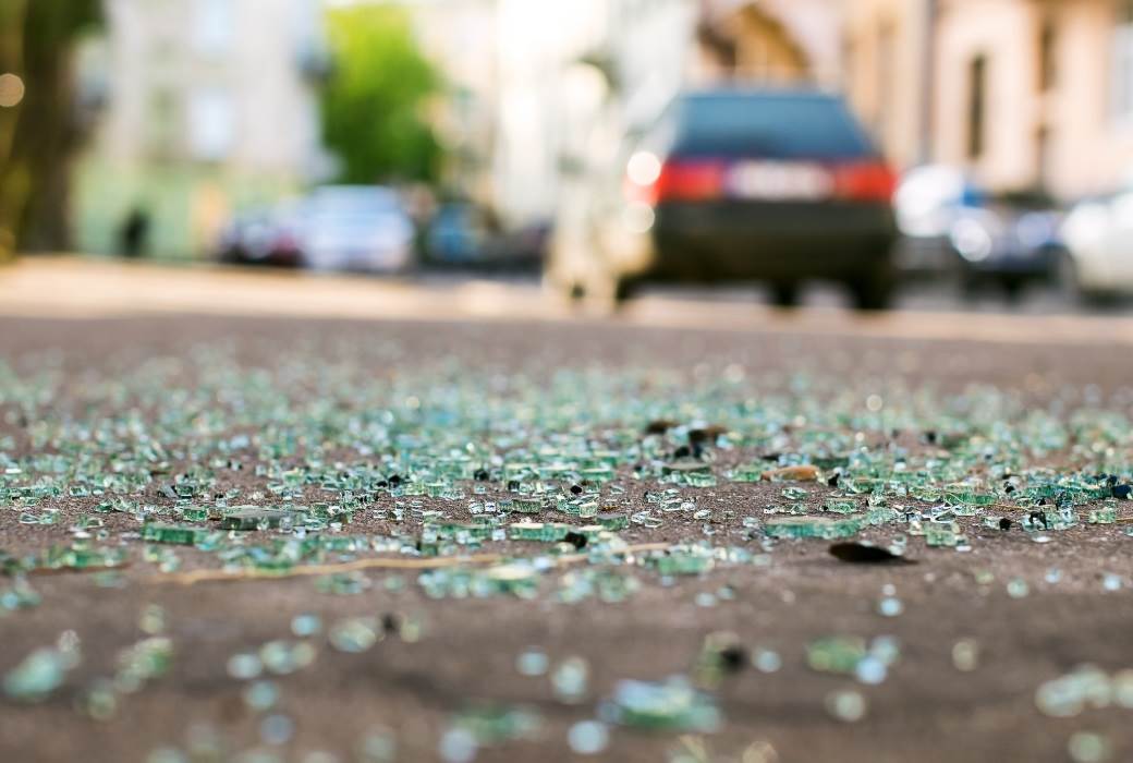  HAOS NA PARKINGU: Pijani muškarac POLUPAO STAKLA na 11 automobila 