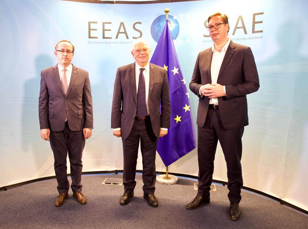  Brisel URUČUJE ULTIMATUM Srbiji, a pre toga pogurao Kosovo u Europol? 