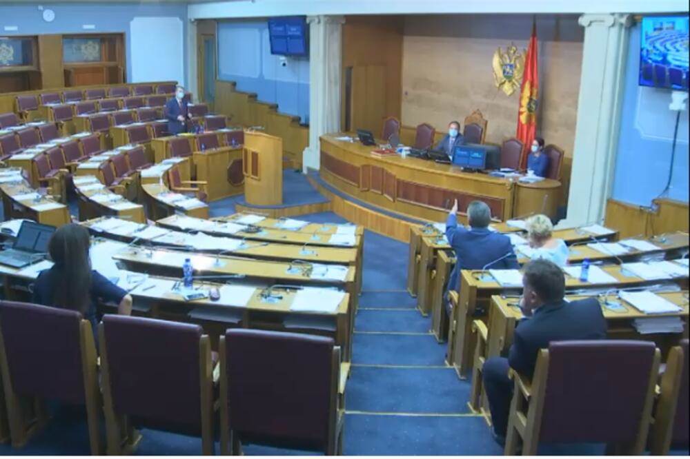  Incident u Skupštini, Đukanović ministru: "Kome ti ćuti? Ološu jedan" 