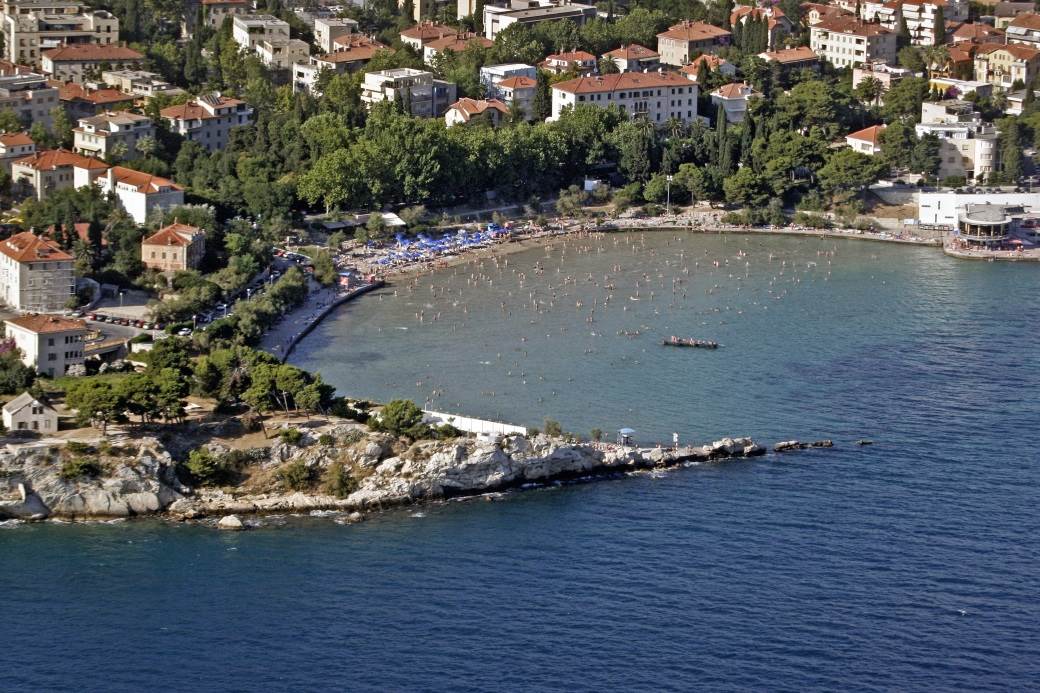  OPET UHVAĆEN PEDOFIL NA JADRANU: Manijak snimao golo dete na plaži u Istri! 
