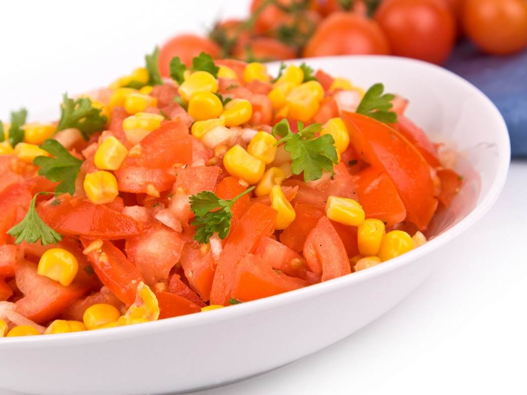  Najlaganiji letnji obrok: Salata sa paradajzom i kukuruzom 