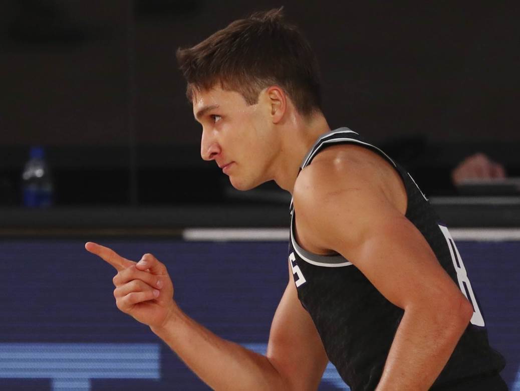  Bogdan-Bogdanovic-dao-24-protiv-San-Antonija-u-Orlandu-NBA-restart-sezone 