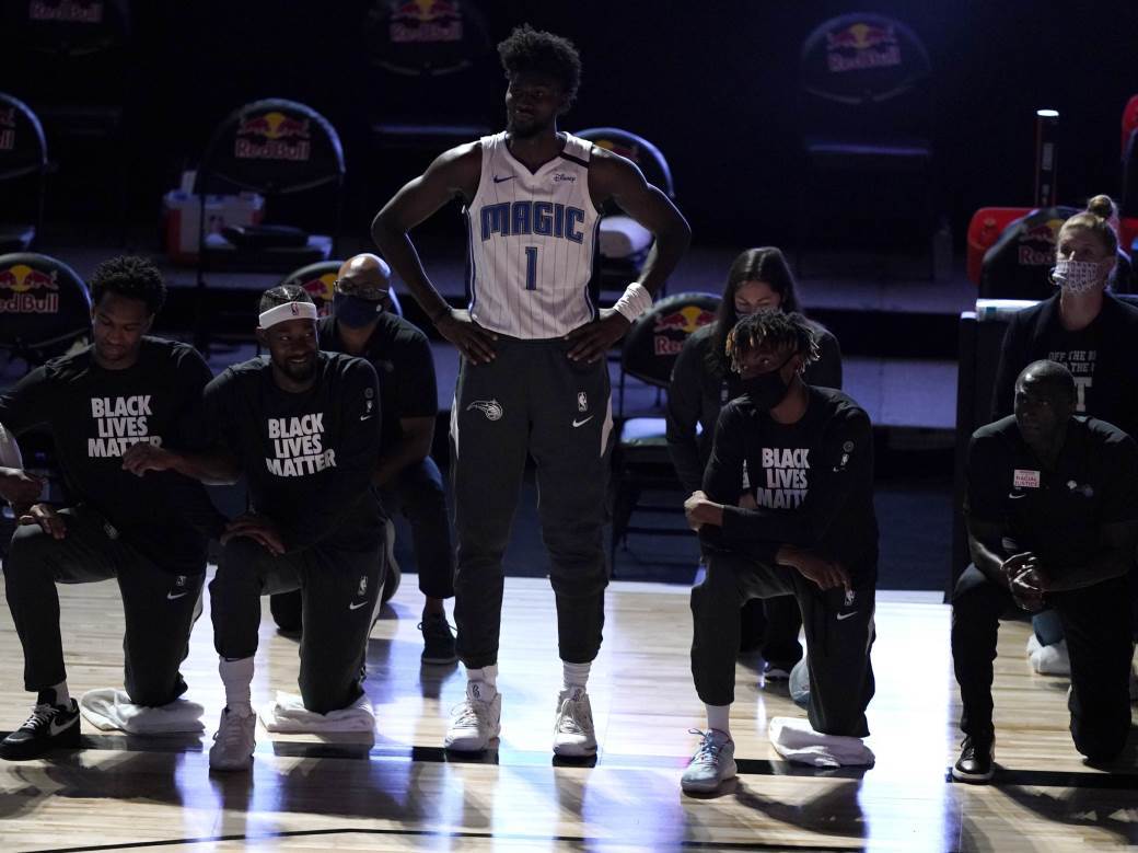  NBA-kosarkas-nije-kleknuo-tokom-himne-Orlando-Dzonatan-Ajzak-nije-kleknuo 
