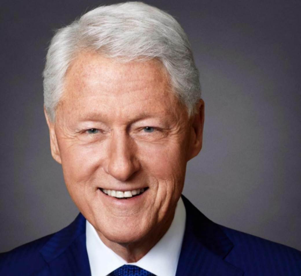  Bil Klinton opet u problemu zbog ŠOKANTNIH fotografija: Masira ga žrtva pedofila Džefrija Epstajna (FOTO) 