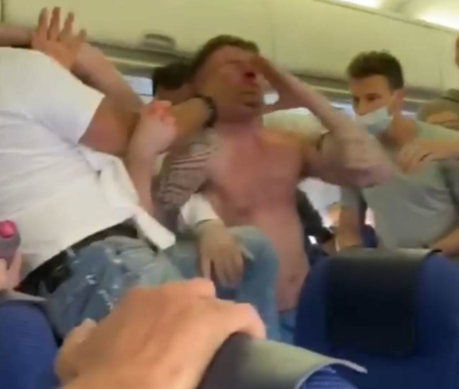  MAKLJAŽA u avionu: Putnici odbili da nose maske, završili sa lisicama 