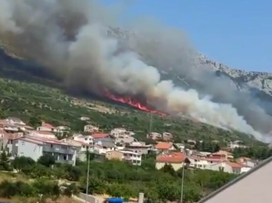  Izbio veliki šumski požar u Dalmaciji: VATRA PRETI KUĆAMA (VIDEO) 