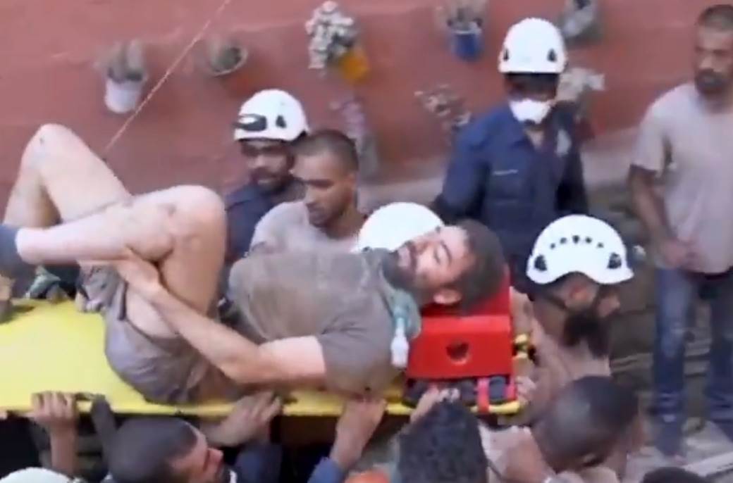  TRAČAK RADOSTI U BEJRUTU: Oduševljenje posle spasavanja čoveka zatrpanog 16 sati (VIDEO) 