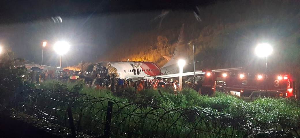  TRAGEDIJA U INDIJI: RASTE BROJ ŽRTAVA jezive avionske nesreće!  (FOTO/VIDEO) 