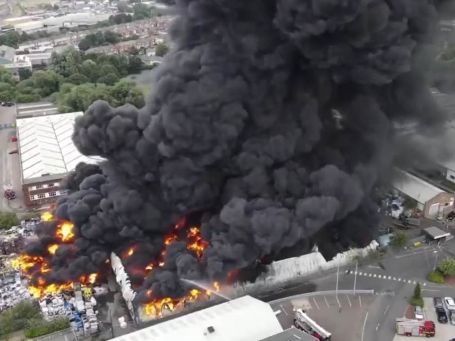  Veliki požar u fabrici plastike u Birmingenu 