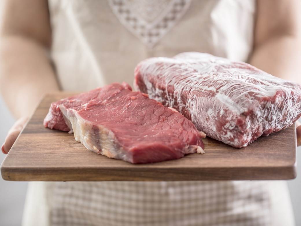  OPASNO JE PO ZDRAVLJE: Ovako NE SMETE da odmrzavate meso pre pripreme! 